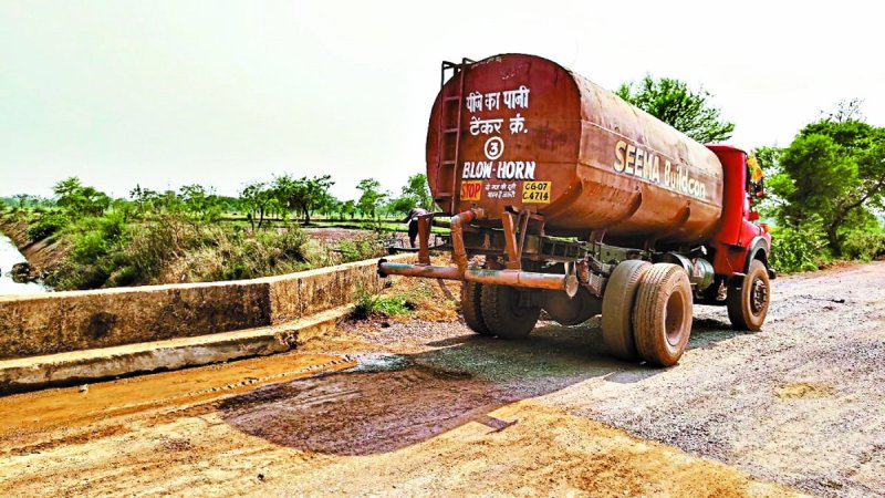 बालोद जिले के ग्राम पोंडी सहित लोंडी, मटिया, सहित लगभग 20 गांव के ग्रामीणों को राहत देने लगभग 7 करोड़ की लागत से सड़क निर्माण किया जा रहा है। इसके लिए निर्माण एजेंसी और उसके कर्मचारी पानी चोरी कर रहे हैं।