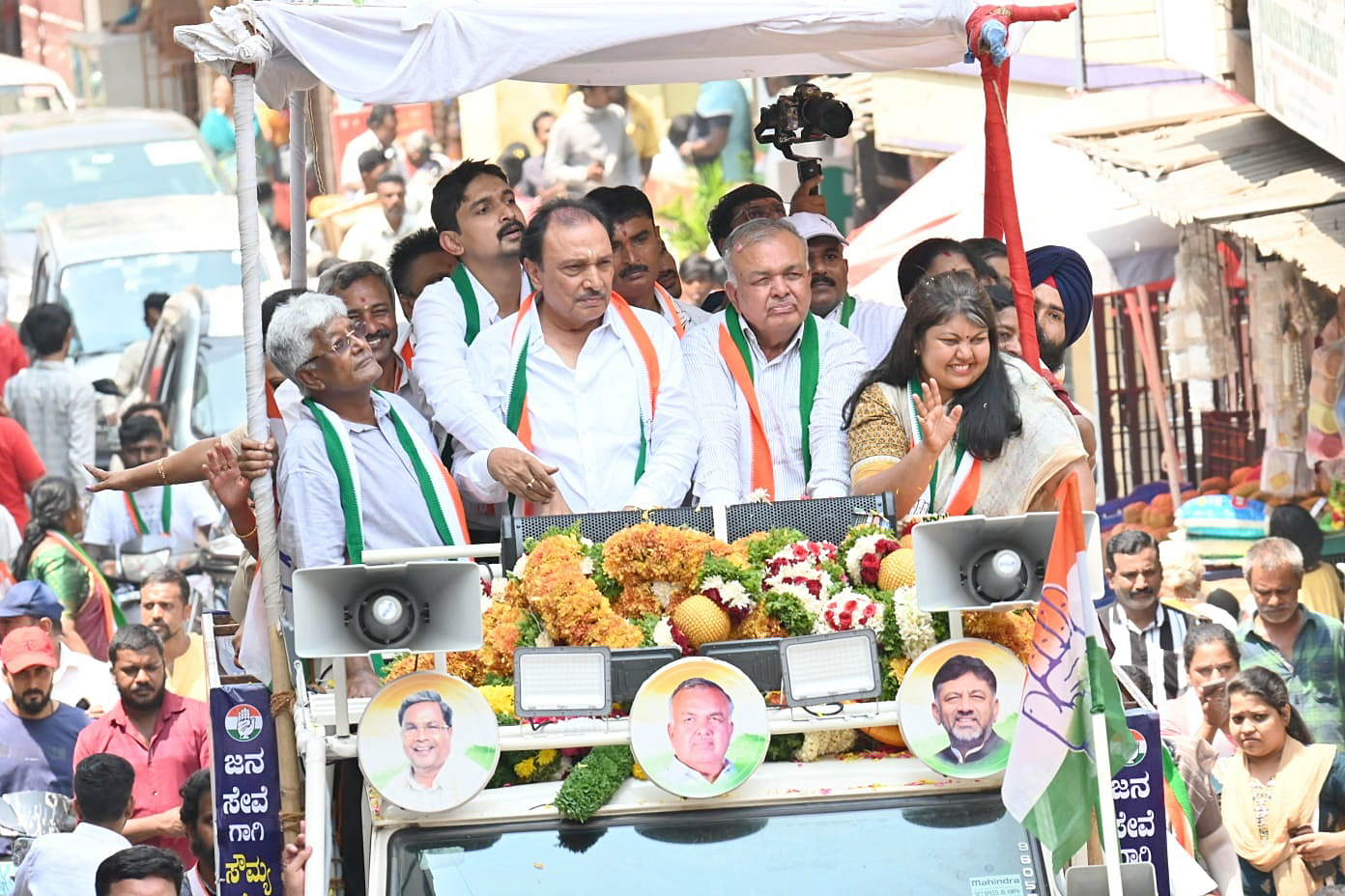 बेंगलूरु दक्षिण लोकसभा क्षेत्र से कांग्रेस उम्मीदवार सौम्या रेड्डी ने शुक्रवार
को समर्थकों के साथ किया चुनाव प्रचार