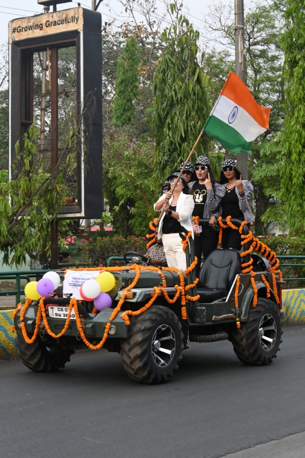 Raipur@patrika. In the sweep car rally, posters of 'Respect democracy, vote 100 percent' were put up in the jeep. On top of the jeep, women were seen holding the Tirnga in their hands, motivating people to vote.