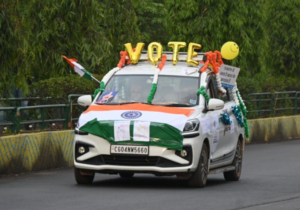 Raipur@patrika. Sweep car rally was organized on Sunday. In which women participated enthusiastically. About 200 cars participated in this rally. This rally passed from BTI Ground of the city via Bhagat Singh Chowk, Nagar Ghari, Shastri Chowk, Jai Stambh Chowk, Phool Chowk, Anupam Garden and ended at Science College Ground.