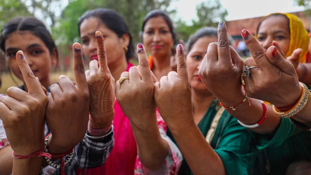UP Lok Sabha Election Phase 2 Voting: यूपी में 3 बजे तक 44.13 प्रतिशत मतदान,
अमरोहा में सबसे ज्यादा पड़े वोट