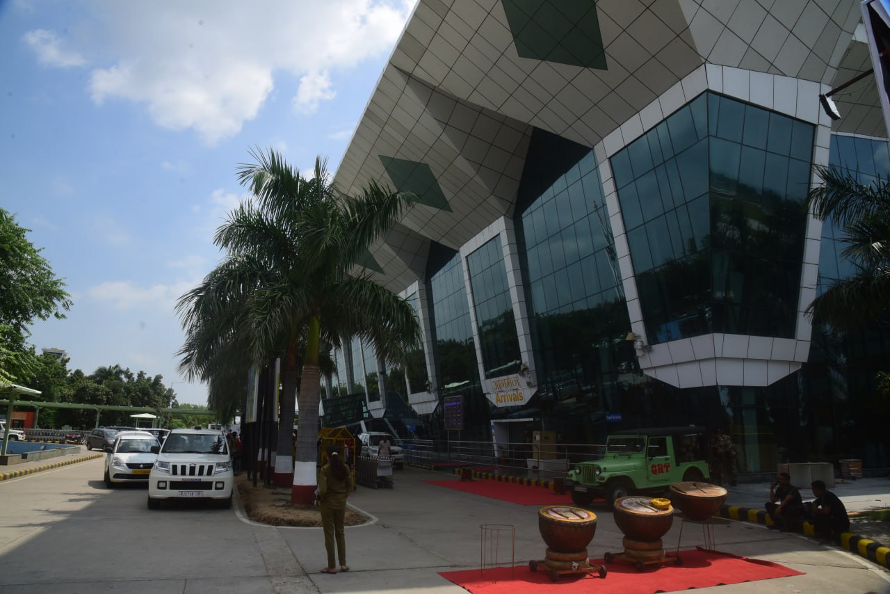 उदयपुर एयरपोर्ट : ओला-उबर के नाम पर यात्रियों से खुली लूट
