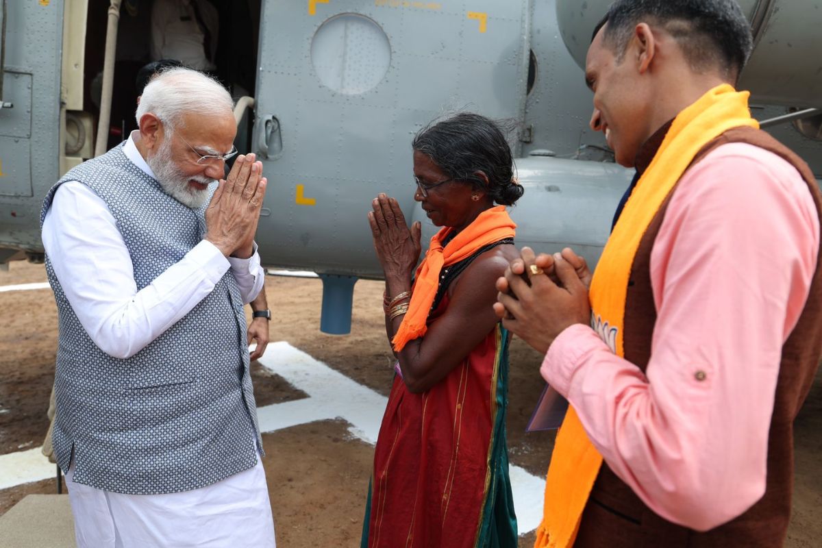 Lok Sabha Elections 2024: कर्नाटक में चुनाव प्रचार के बीच फल विक्रेता मोहिनी से
मिले PM मोदी, मुलाकात की फोटो वायरल