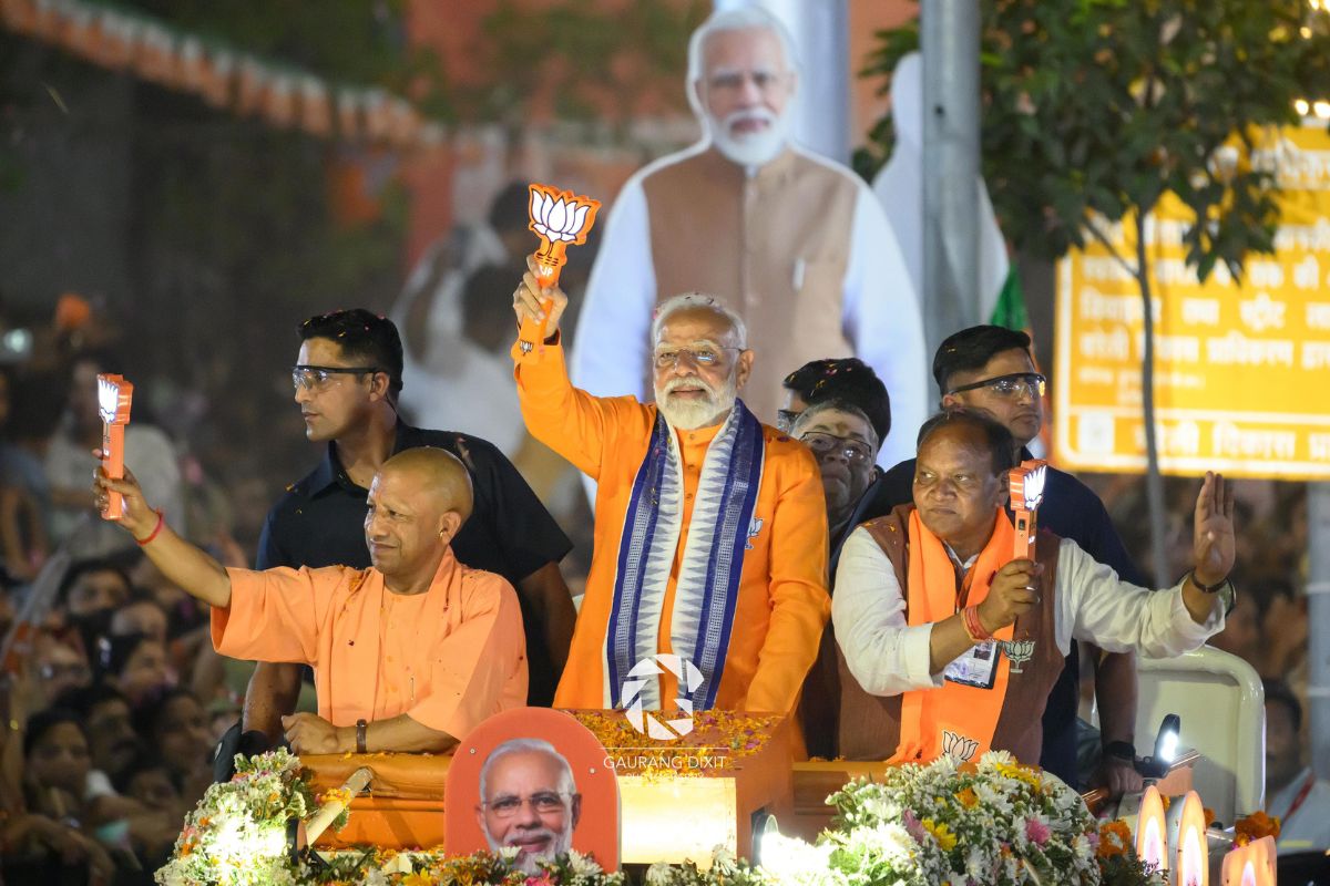 प्रधानमंत्री मोदी का बरेली में ऐतिहासिक रोड शो, झलक पाने, सेल्फी को उत्सुक दिखा
हजारों का जनसमूह - image