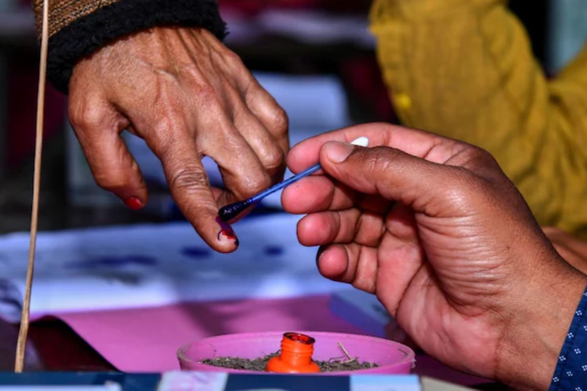 Lok Sabha Elections 2024: लोकसभा की 88 सीटों पर चुनाव संपन्न, 12 सौ उम्मीदवारों
का फैसला EVM में कैद - image