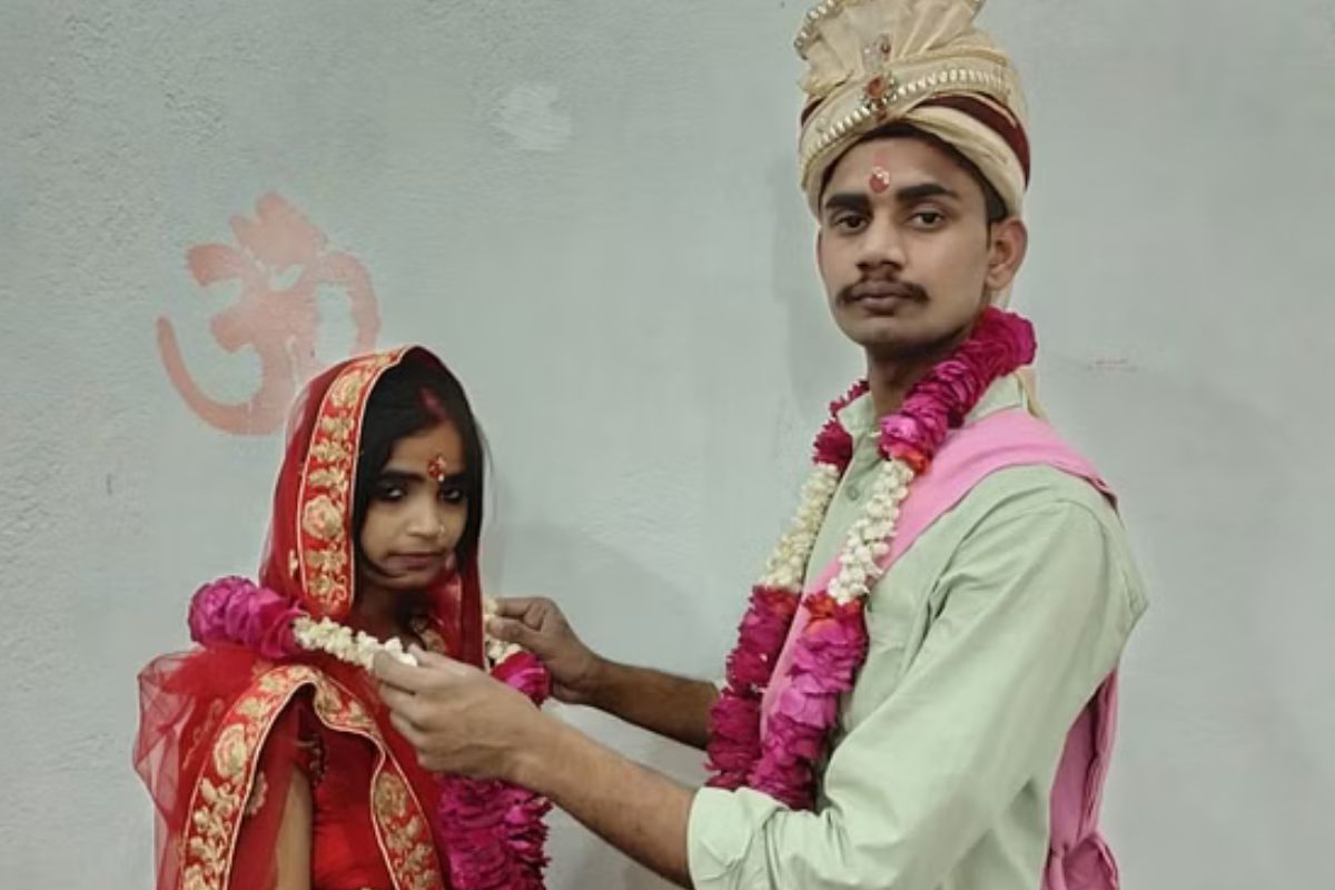 बरेली में दो मुस्लिम लड़कियों ने धर्म परिवर्तन की घर वापसी, हत्या कर सकते हैं
परिवार वाले - image