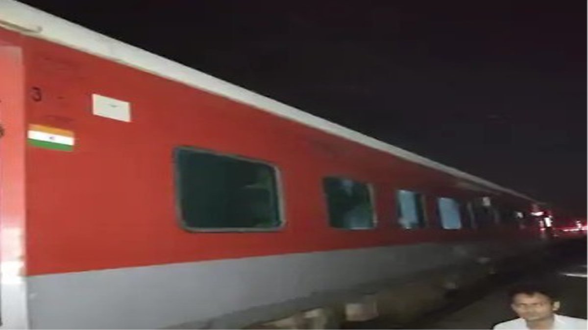 धौर्रा स्टेशन के पास ओएचई लाइन में आई खराबी, घंटों लेट हुईं ट्रेन, खड़ी रही
प्रयागराज एक्सप्रेस