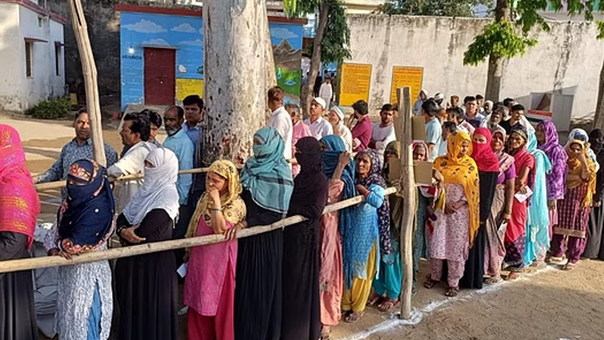 Lok Sabha Election Phase 2: अमरोहा में मतदान शुरू, केंद्रों के बाहर लगने लगी
कतारें