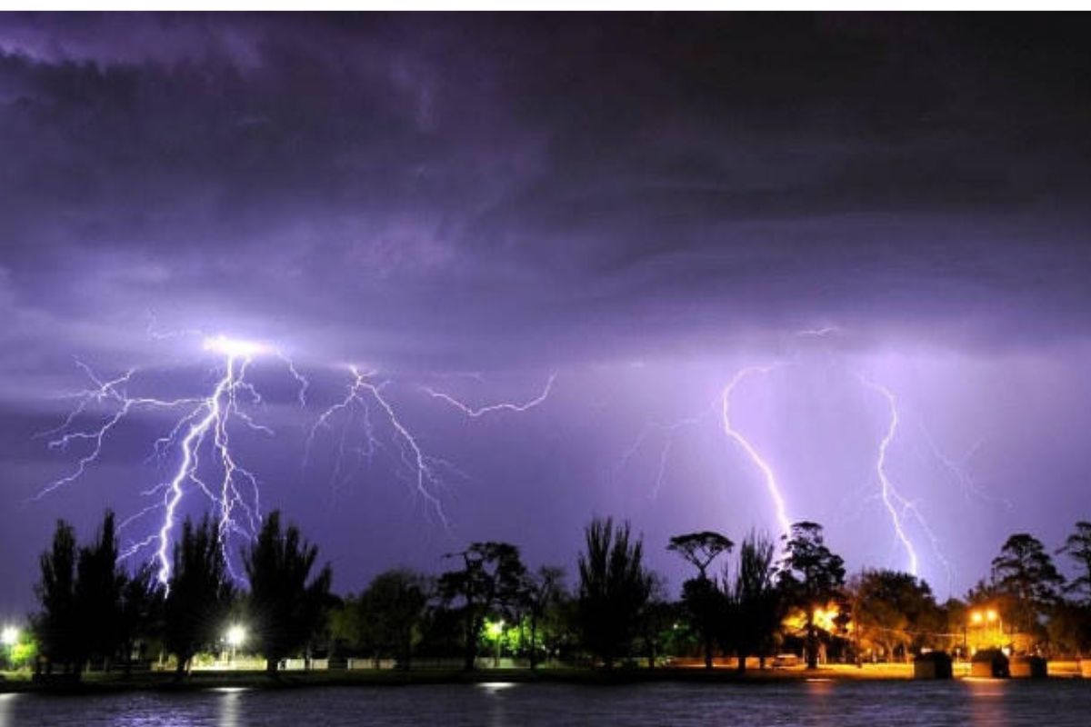 Weather Today: यूपी में 27-28 अप्रैल को बारिश के साथ आंधी-तूफान और बिजली कड़कने
की संभावना, मौसम विभाग ने इन जिलों में जारी किया अलर्ट - image