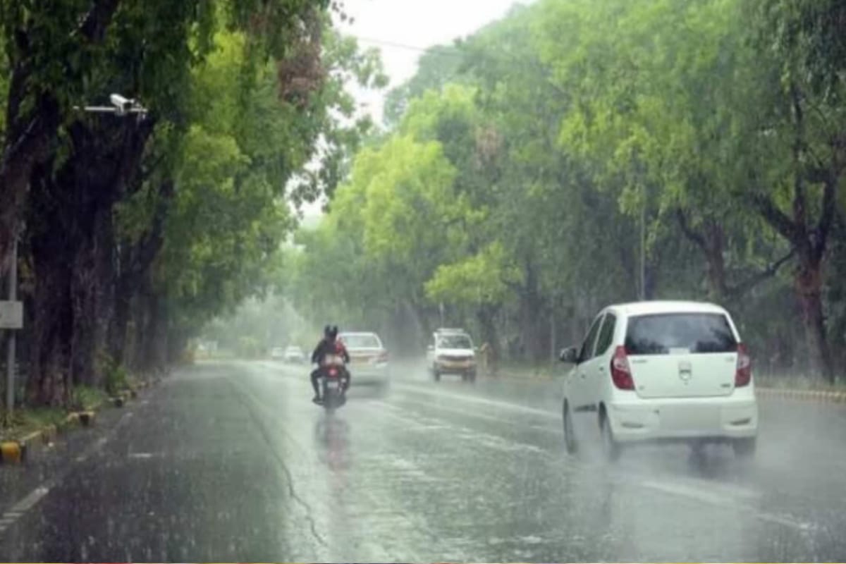 UP Rains: बढ़ते तापमान के बीच यूपी में कल से बदलेगा मौसम, इन जिलों में बारिश,
आंधी- तूफान की चेतावनी IMD अलर्ट