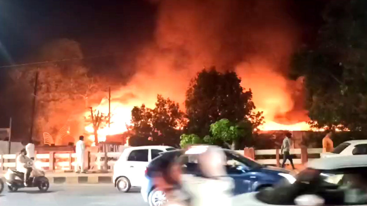 massive fire in sangam vatika and Rang Mahal