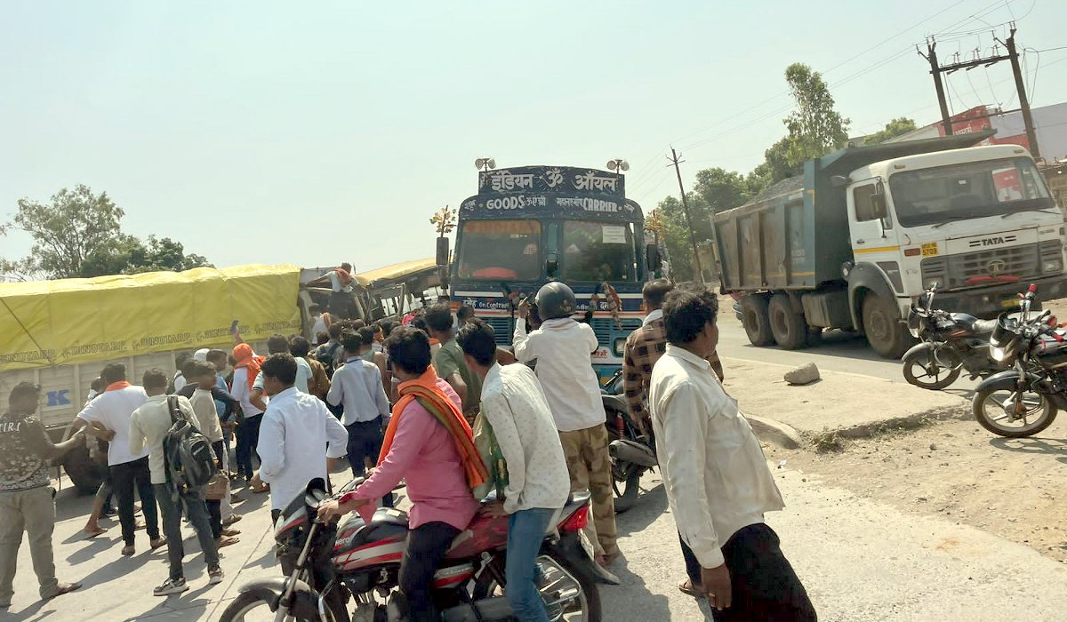 Breaking news : जबलपुर में भीषण एक्सीडेंट, कई के दबे होने की खबर- देखें वीडियो - image