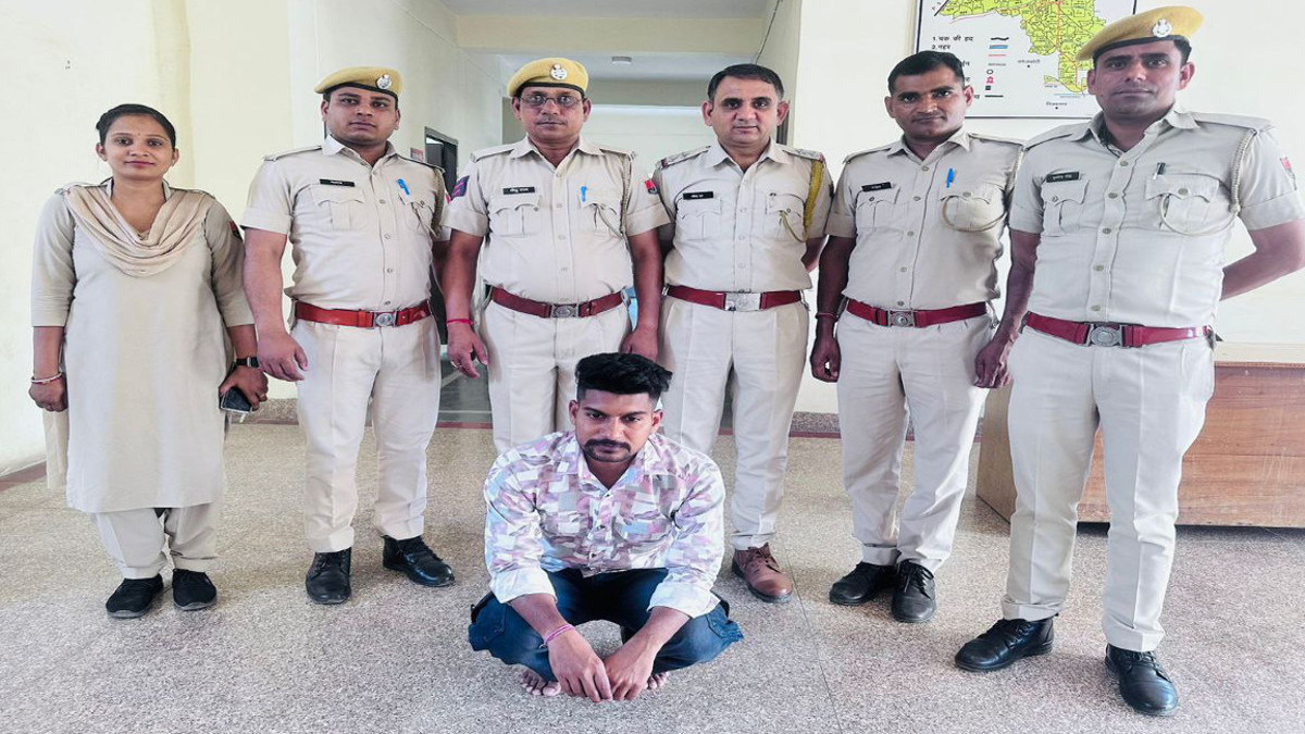 Accused of raping a girl on the pretext of marriage and blackmailing her, arrested