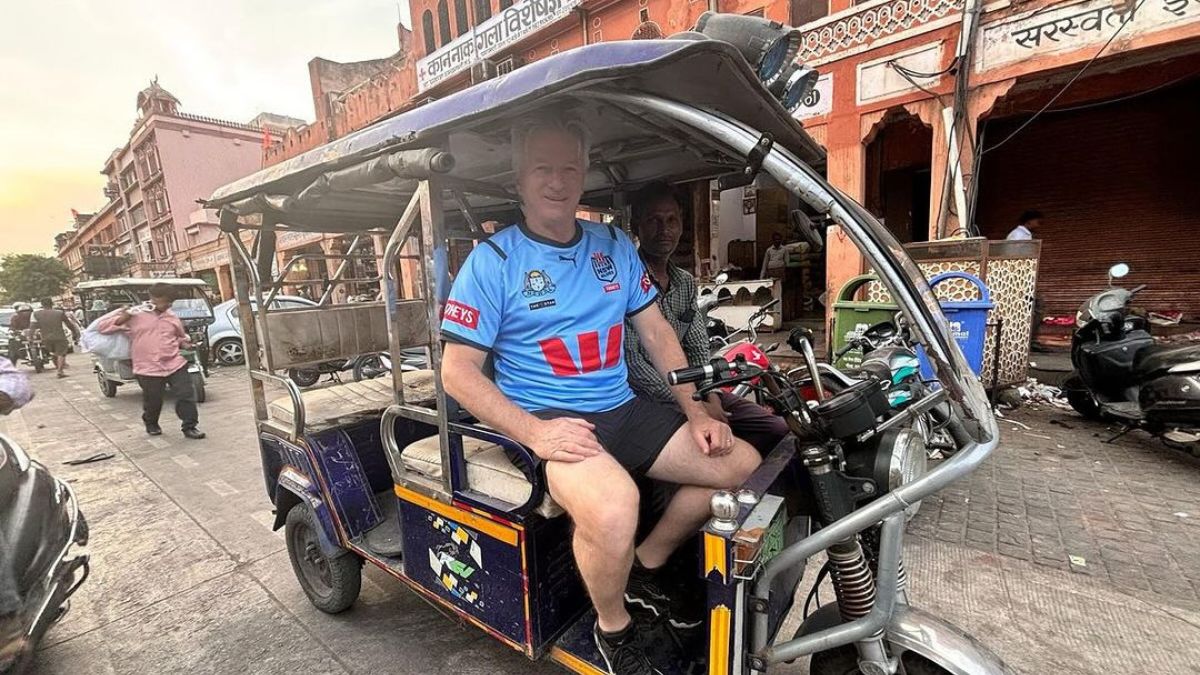 ऑस्ट्रेलिया क्रिकेट टीम के पूर्व कप्तान स्टीव वॉ जयपुर की गलियों में कर रहे
रिक्शे की सवारी, ये तस्वीरें हो रही Viral