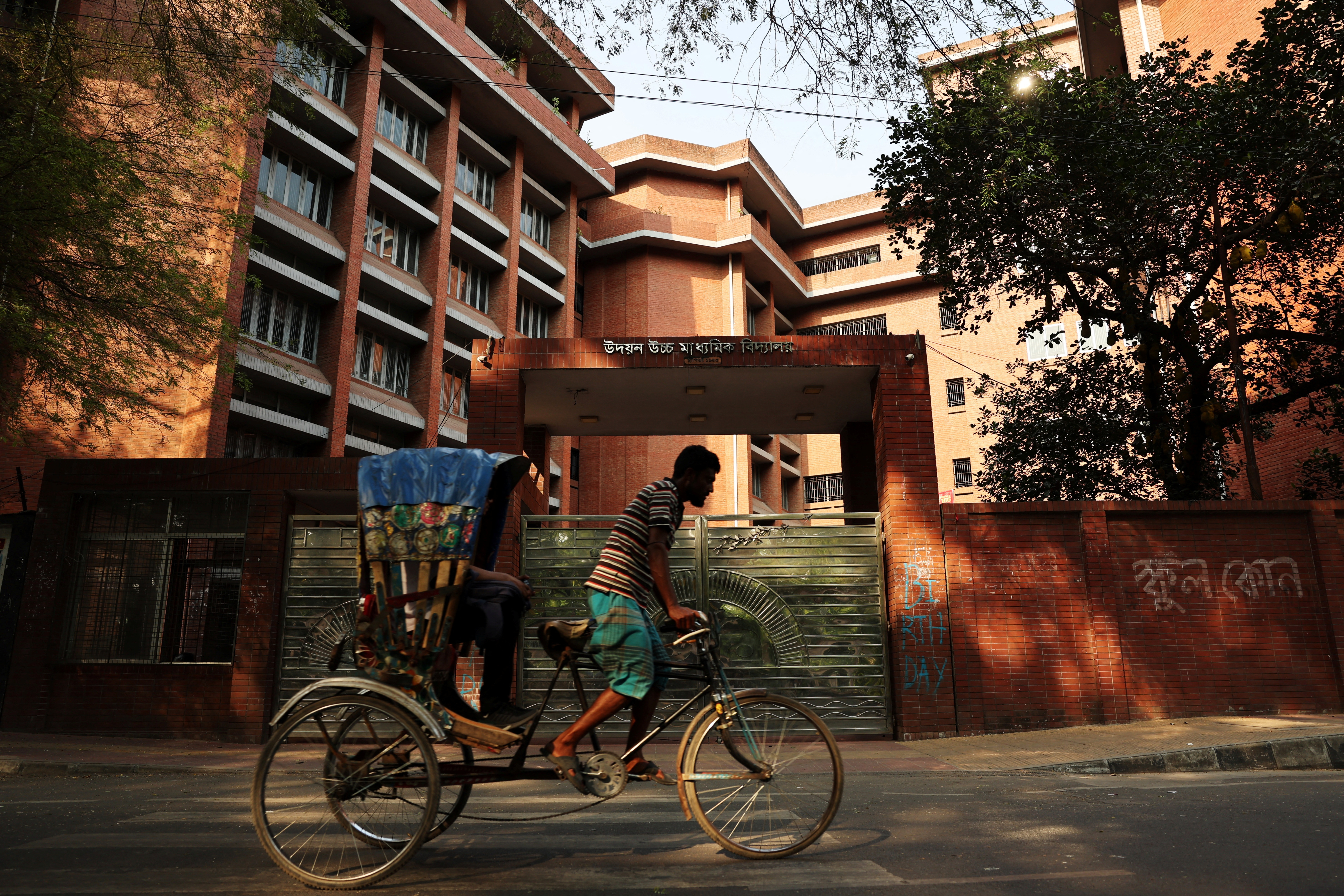 बांग्लादेश हाईकोर्ट का बड़ा फैसला, हीटवेव के चलते देश के सभी स्कूल होंगे बंद - image