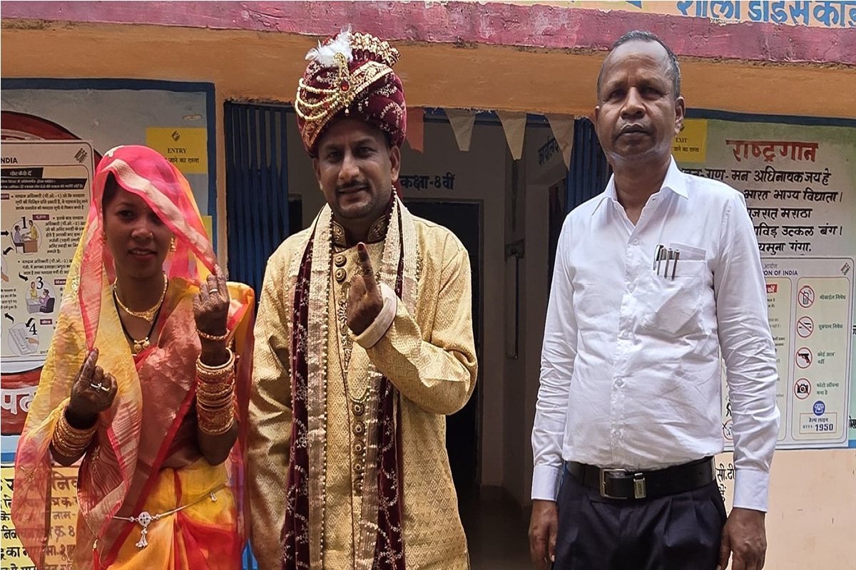 Bastar Lok Sabha Poll 2024: दूल्हे से साथ वोट देने गई नई नवेली दुल्हन, शादी के
जोड़े में पहुंचे मतदान केंद्र