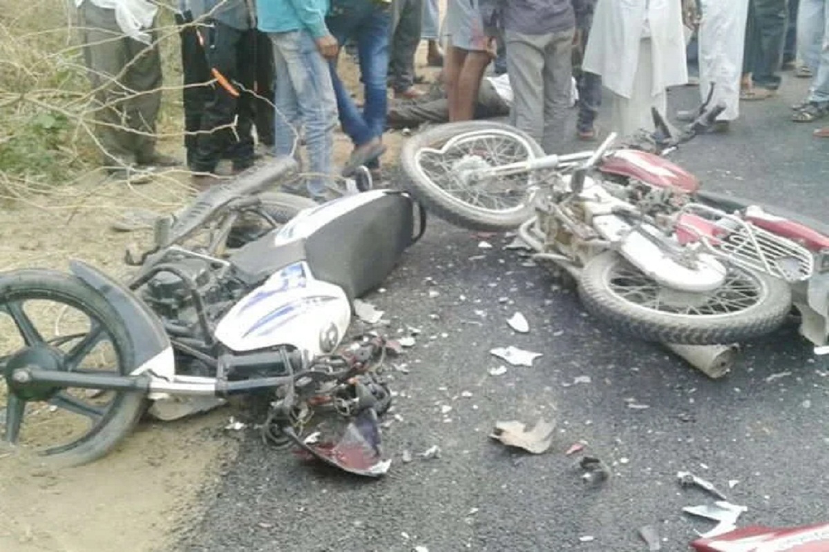 CG Accident: दो बाइकों की आमने-सामने भीषण टक्कर में एक की मौत, दूसरा घायल