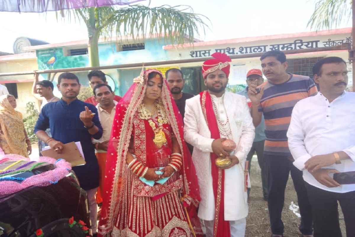 bride and groom cast their vote, kawardha news, election 2024