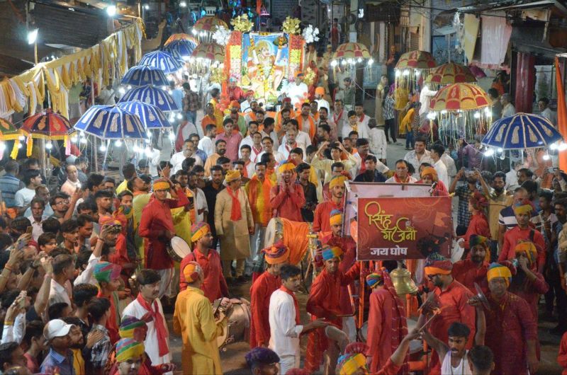 केसरी नंदन हनुमान की शोभायात्रा में युवाओं ने दिखाएं करतब