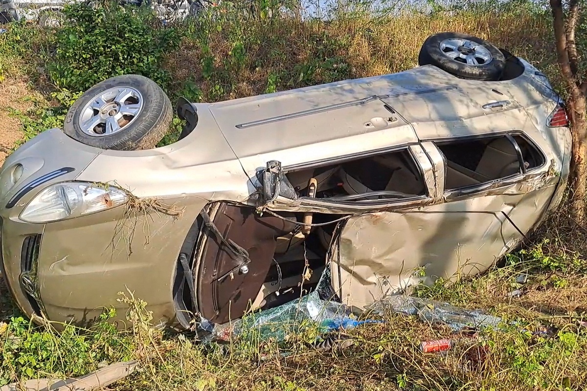 Raigarh Car Accident: तेज रफ्तार कार सड़क पर पलटी, एक की मौत, तीन गंभीर