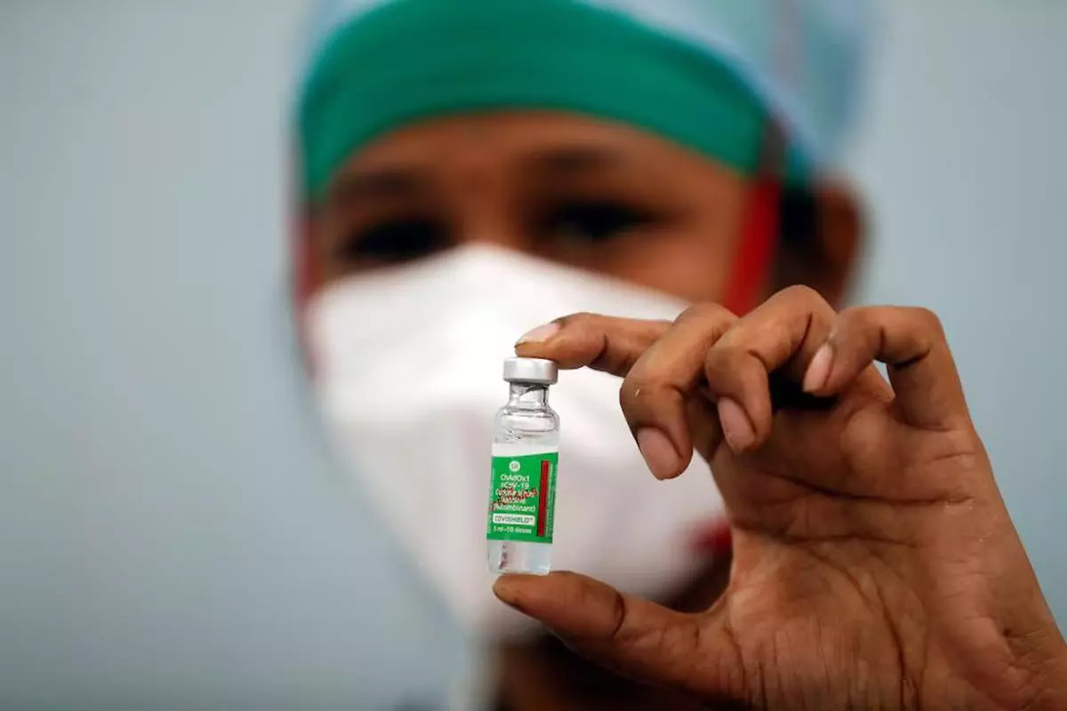 Covishield vaccine लेने वाले सावधान! खून का थक्का जमने का खतरा - image