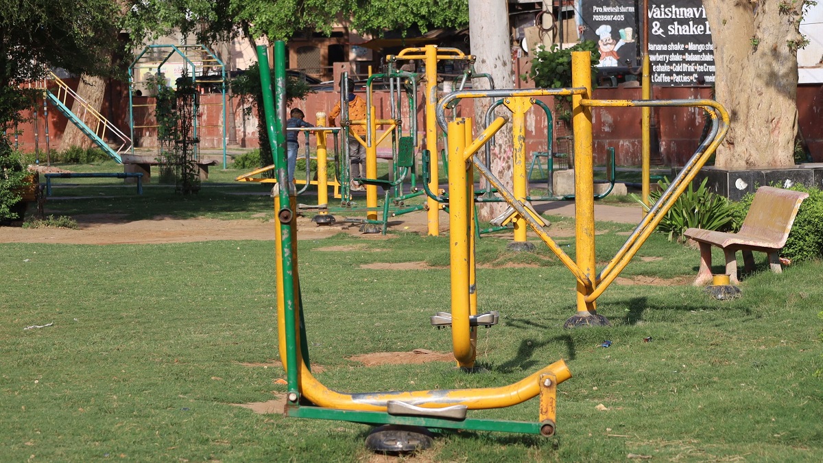 धौलपुर: रख-रखाव पर लाखों का खर्च, फिर भी गांधी पार्क में गंदगी का ढेर