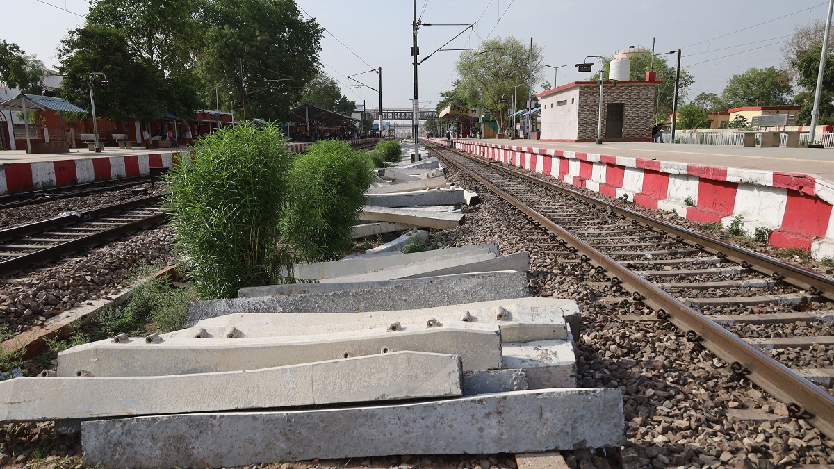 धौलपुर: दिल्ली-झांसी रेलवे ट्रेक पर अब ट्रेनें उड़ाएंगी हवा, 160 किलोमीटर
प्रतिघंटा से दौड़ेंगी ट्रेनें