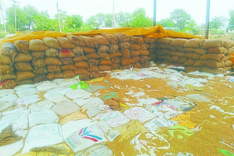 अर्जुंदा तहसील से लगे ग्राम कांदुल में किसानों को चूना लगाने का मामला सामने आया है।