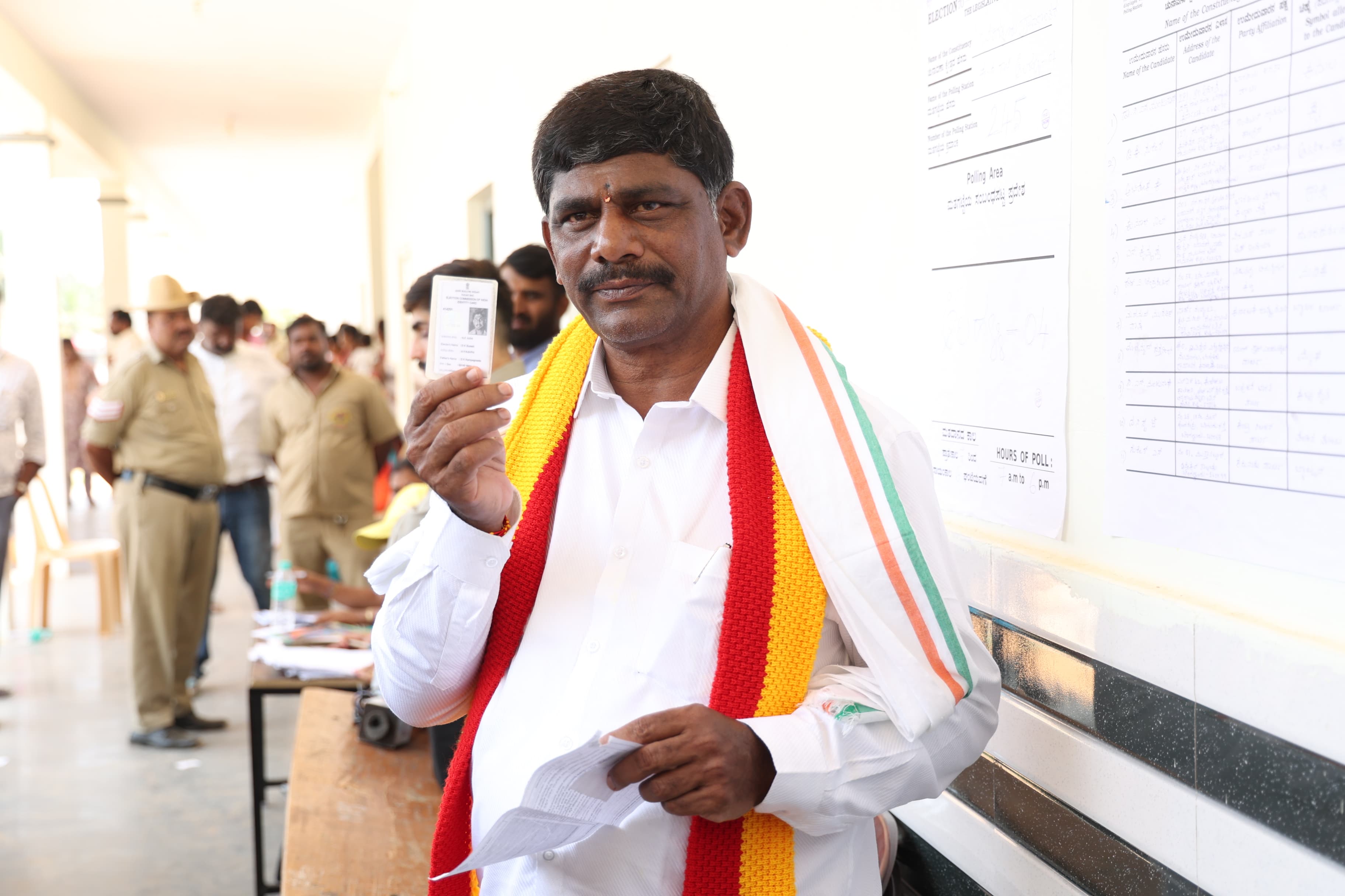 उप मुख्यमंत्री ने कनकपुर में डाला वोट
