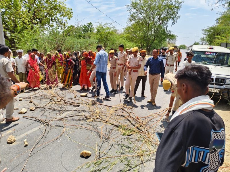 डूंगरपुर. दोवड़ा मार्ग पर सडक़ पर प्रदर्शन करते ग्रामीण।
