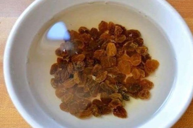 5 benefits of drinking raisin water on an empty stomach in the morning