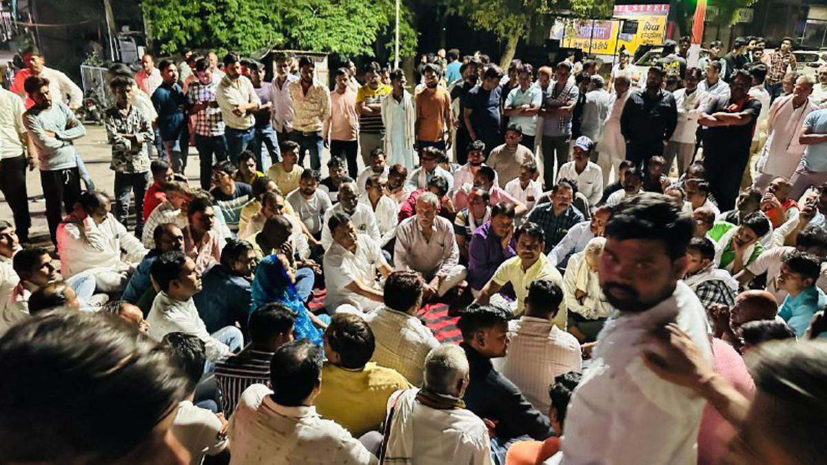 Rajasthan News : प्रचार के दौरान भिड़े भाजपा और कांग्रेस नेता, थाने के बाहर किया
धरना-प्रदर्शन
