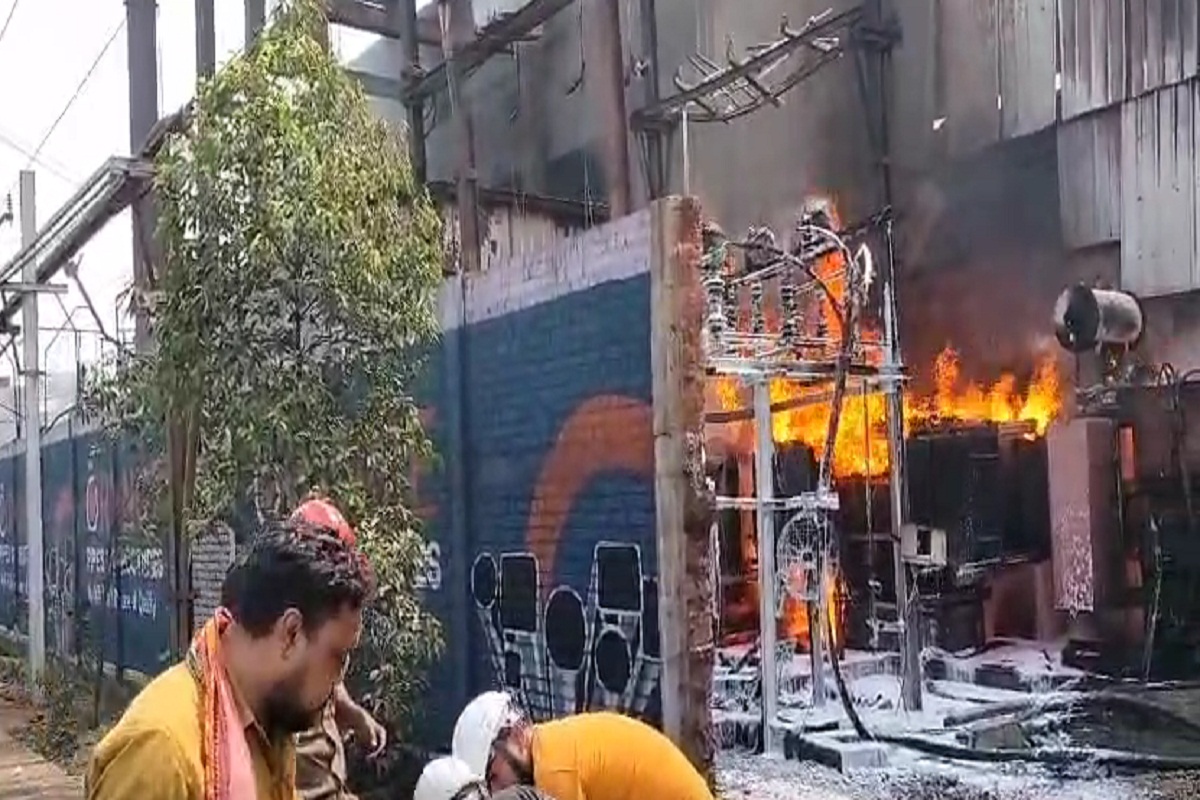 VIDEO: रायपुर में फिर एक ट्रांसफार्मर में लगी आग, फैक्ट्री हुआ धुंआ-धुंआ