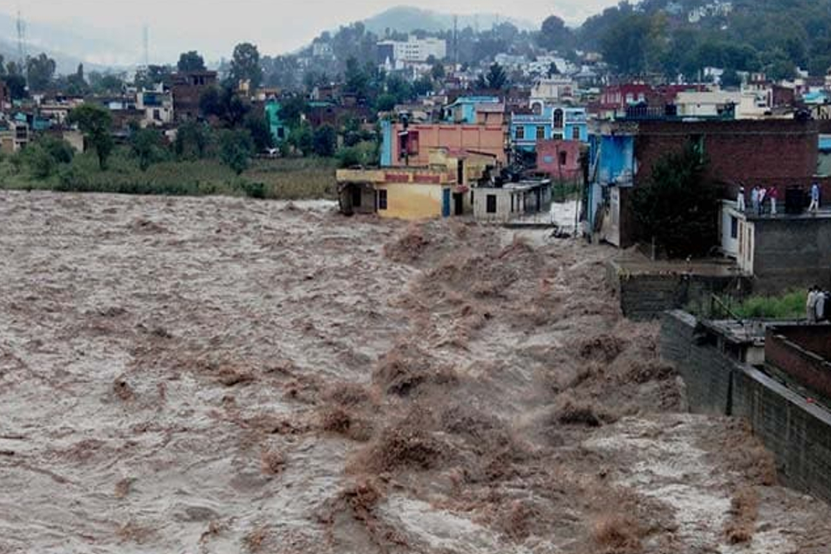 जम्मू-कश्मीर में भारी बारिश से हाहाकार : चार की मौत, दर्जनों घर क्षतिग्रस्त, 350
परिवार को किया शिफ्ट