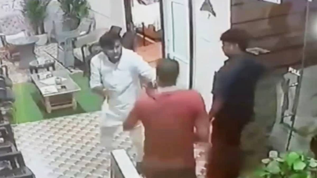 Crime News : फौजी ने बीजेपी नेता के दफ्तर में घुसकर की पिटाई, गुस्से में बरसाए
ताबड़तोड़ मुक्के