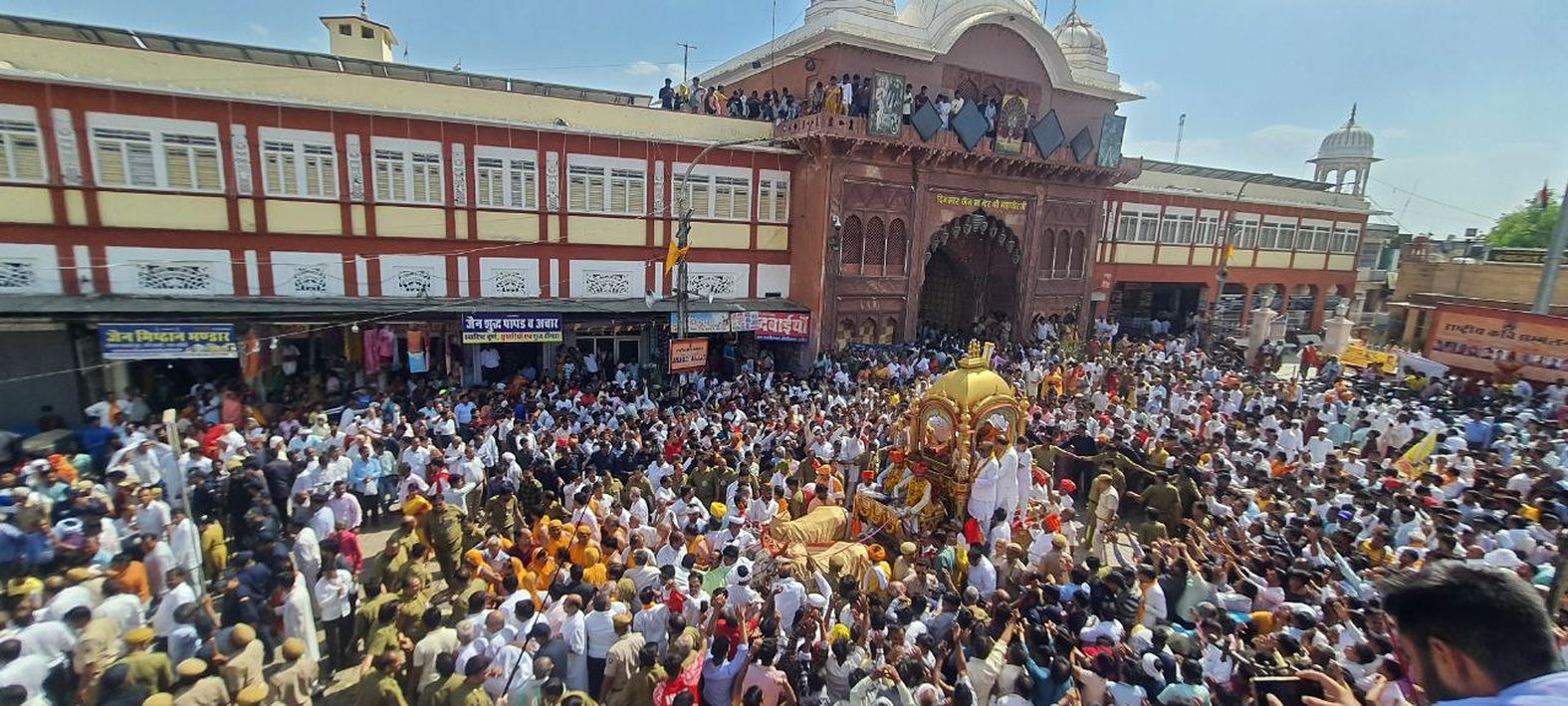 भगवान महावीर की निकली रथ यात्रा : त्रिशलानन्दन के जयकारों से गुंजायमान हुआ गगन