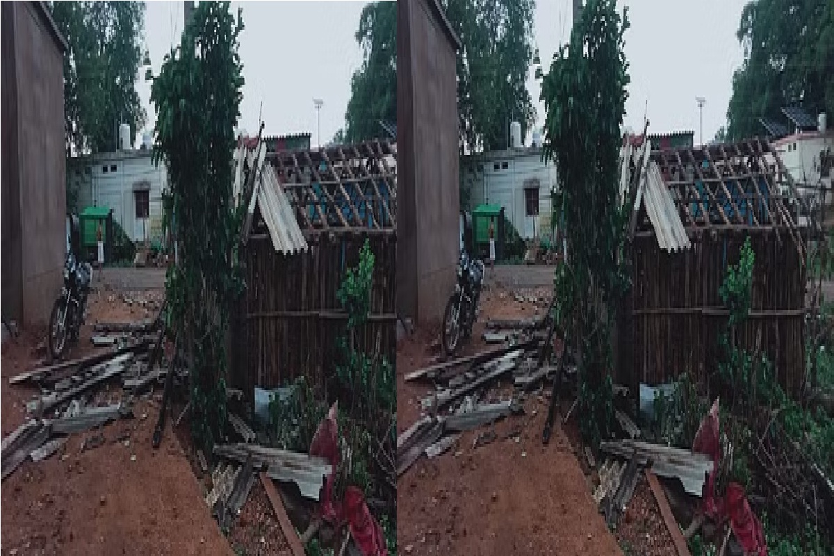 अंधड़ ने उजाड़ा गरीबों का बसेरा, जोरदार बारिश के साथ आंधी,तूफान में उड़े 11 घरों के
छत, मची तबाही