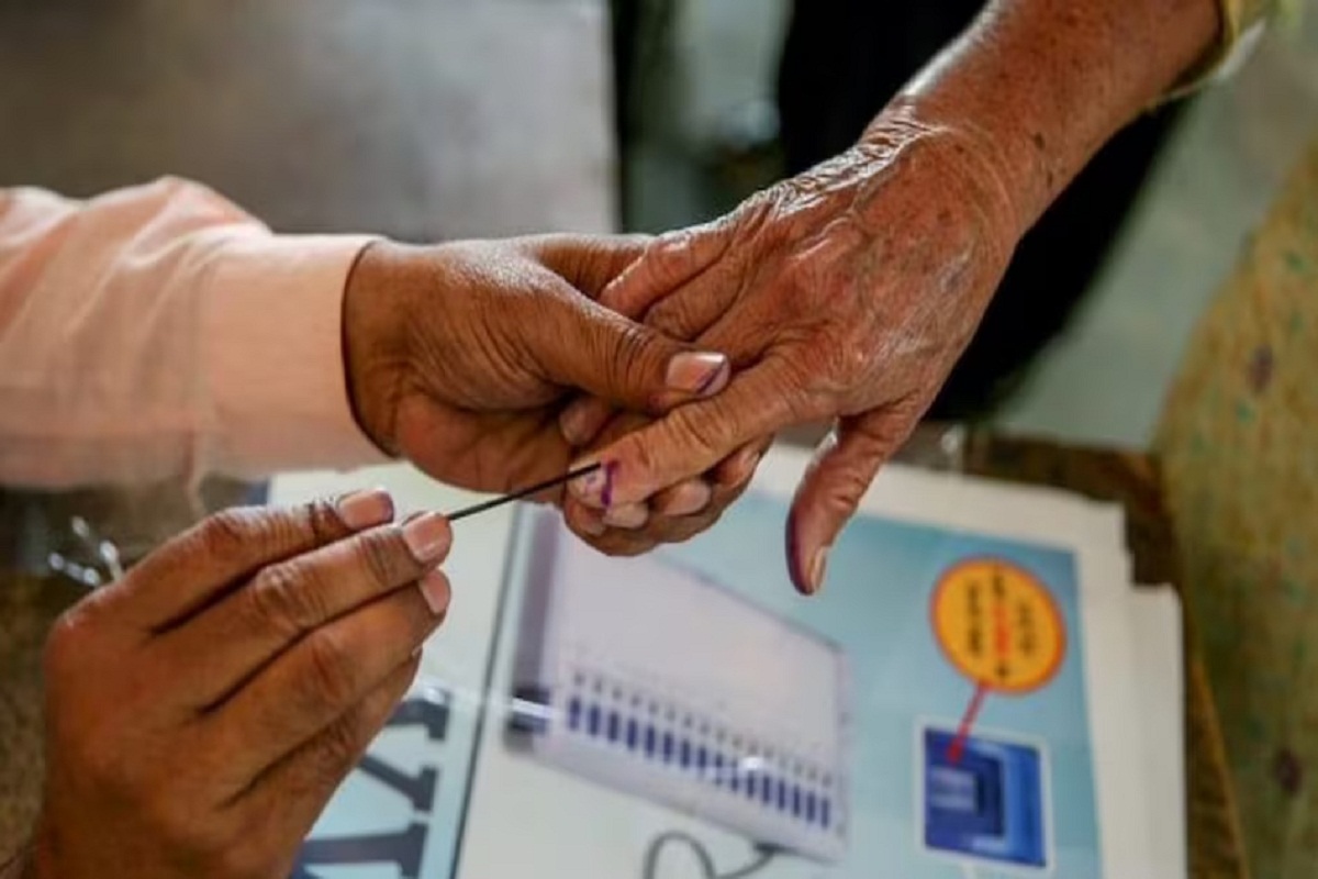 लोकतंत्र का महापर्व! घर ही बना मतदान केंद्र, न लाइन न कोई भीड़…बुजुर्ग मतदाता
ऐसे डाल रहे वोट
