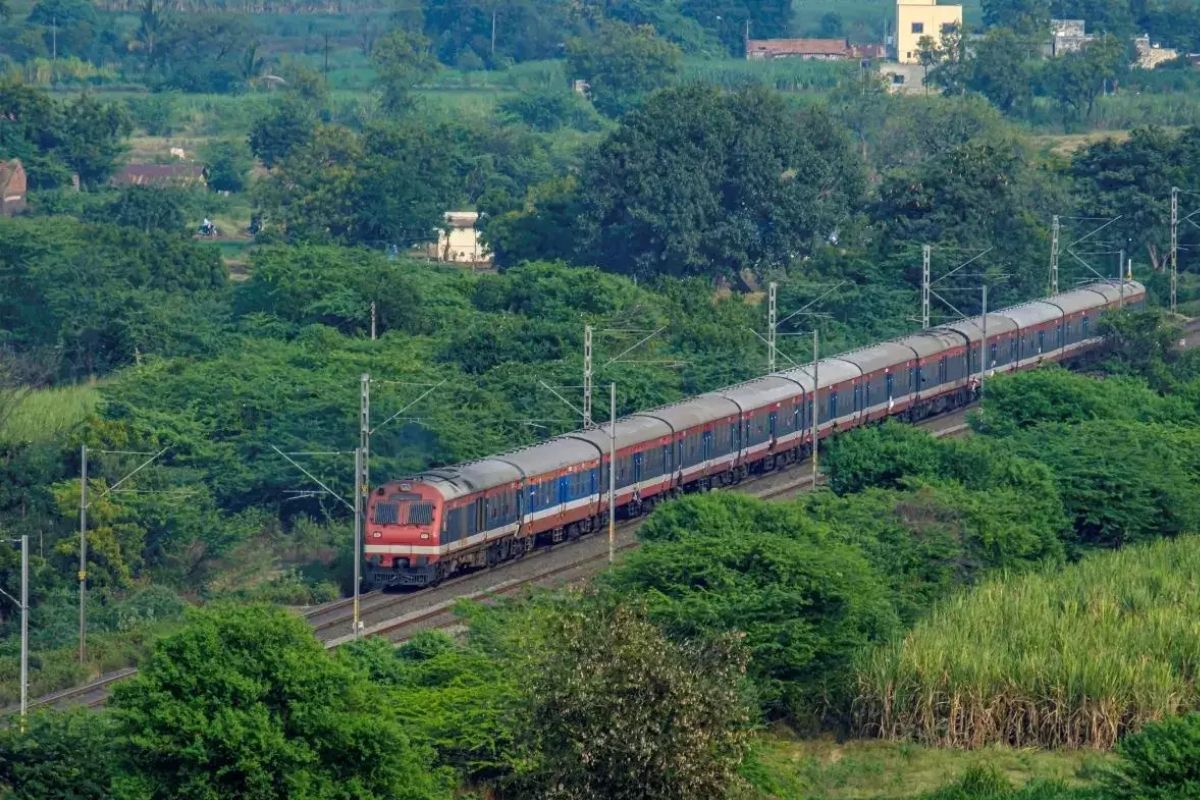 Indian Railways: UP- बिहार और दिल्ली के लिए 12 स्पेशल ट्रेनों का ऐलान, देखें
टाइमिंग और रूट 