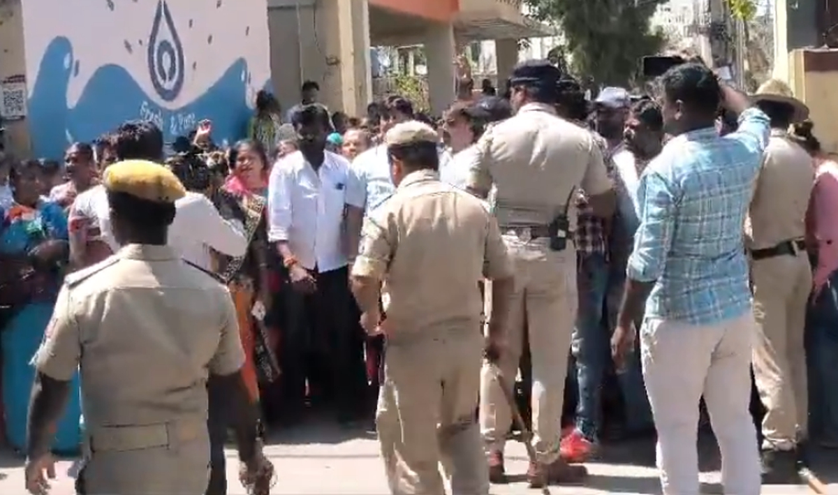 बेंगलूरु में 16 स्थानों पर दो दिन तक चले आयकर विभाग के छापे, कांग्रेस ने किया
विरोध प्रदर्शन - image