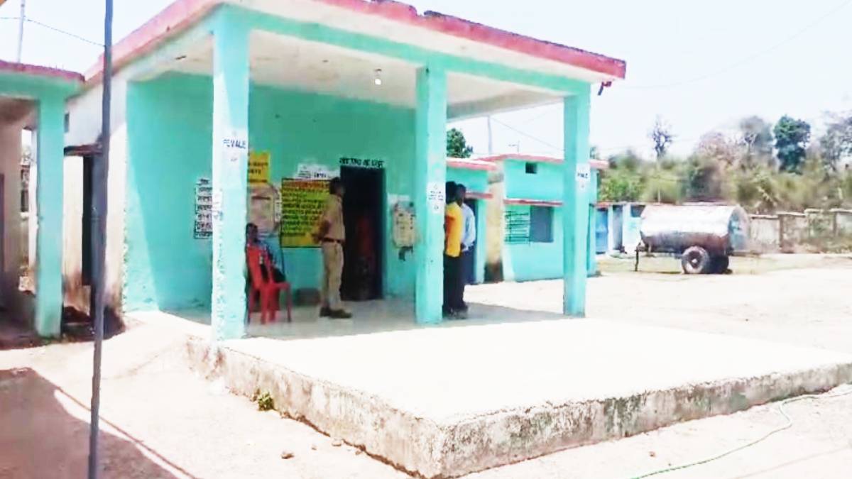 रोड़ नहीं बनी तो ग्रामीणों ने कर दिया चुनाव का बहिष्कार, अब गांव में लग रहे
अधिकारियों के चक्कर