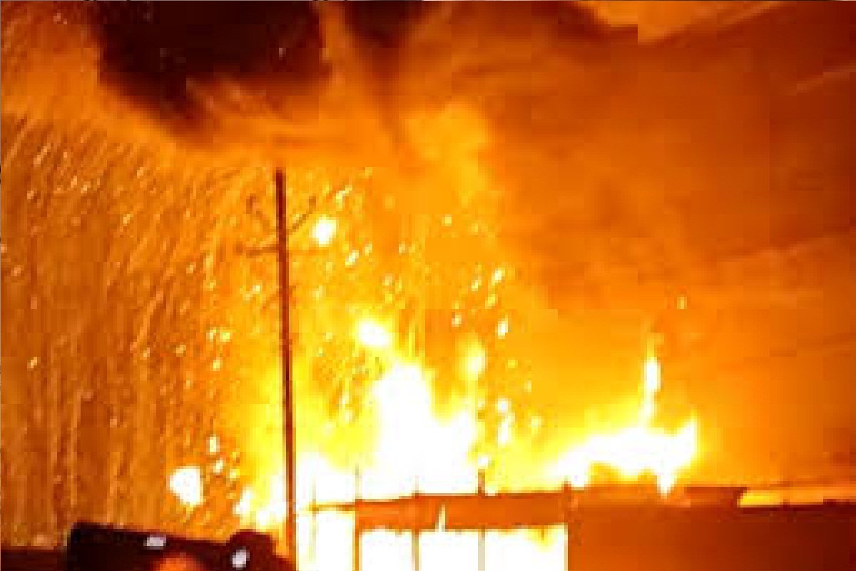 कवर्धा में भयंकर आगजनी… इलेक्ट्रॉनिक दुकान में लगी भीषण आग, लाखों का सामान जलकर
राख