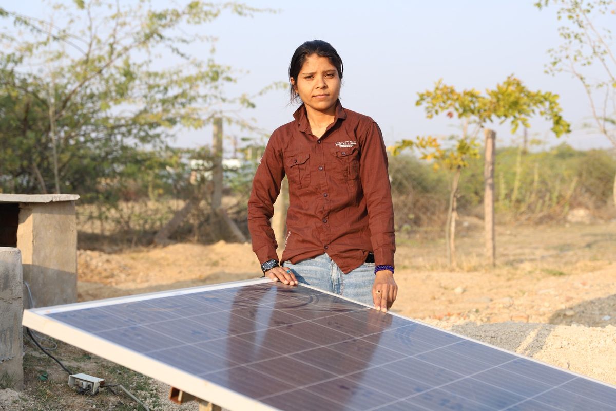 आदिवासी युवती मोगली बिजली से वंचित घरों को सौर ऊर्जा से करेगी रोशन