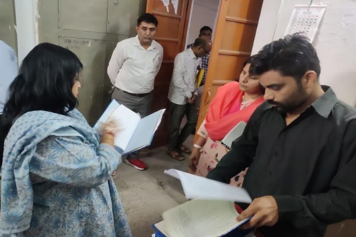 संभागीय आयुक्त ने चौपड़ा कटला स्थित विभिन्न कार्यालयों का किया औचक निरीक्षण