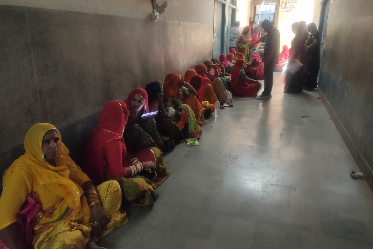 नसबंदी ऑपरेशन कराने आई महिलाएं बैठी रही फर्श पर, गर्मी में पानी व कूलर की नहीं
की व्यवस्था