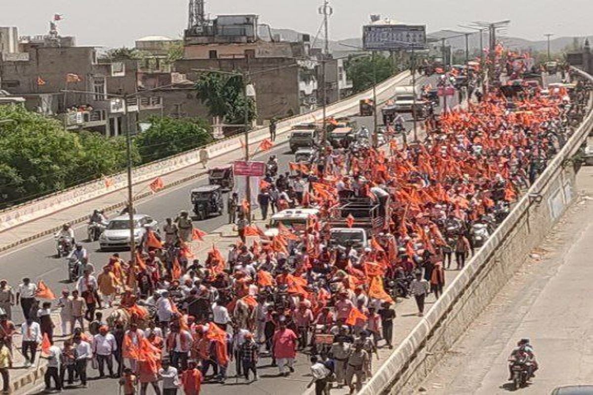 5100 राम भक्त ने हाथों में ध्वजा लेकर निकाली राम रथ यात्रा भगवा रैली