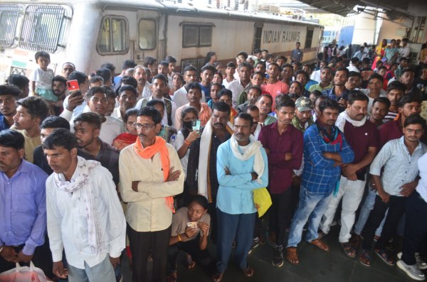 At Raipur railway station, the family bid farewell to their sons who became Agniveer.