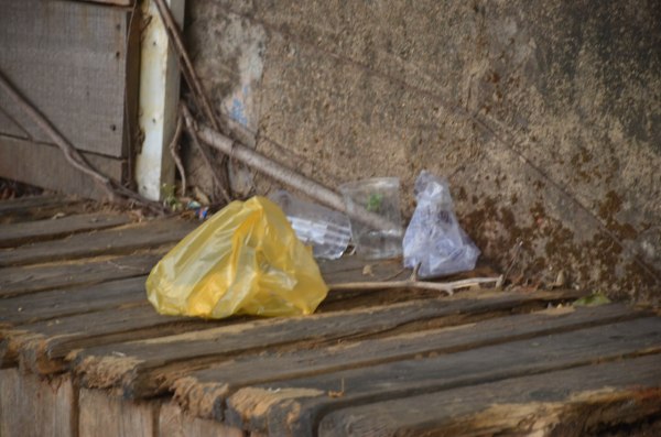 असामाजिक तत्वों के जमावड़े से कचरों का अंबार लगा हुआ है