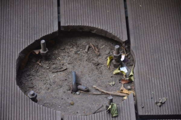 लाइट का खंभा भी असामाजिक तत्वों ने गायब कर दिया है