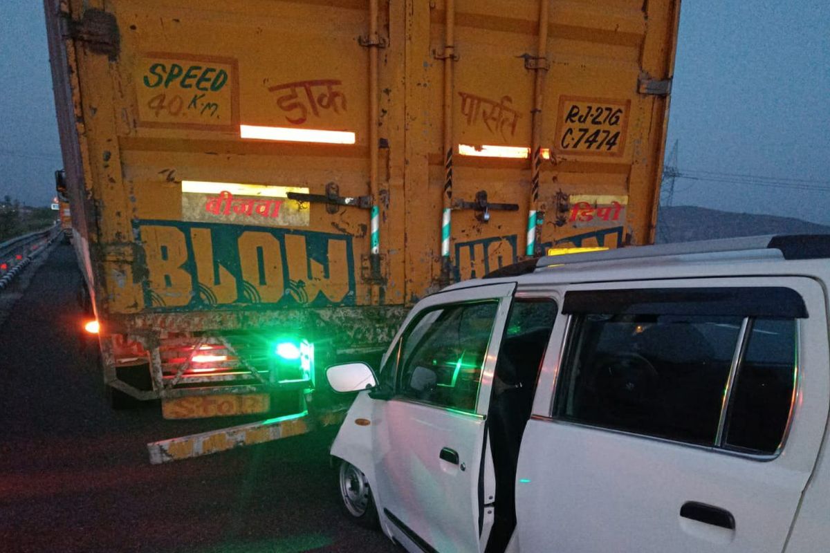 पिनान: दिल्ली मुंबई एक्सप्रेसवे पर चलते ट्रक में पीछे से घुसी कार 